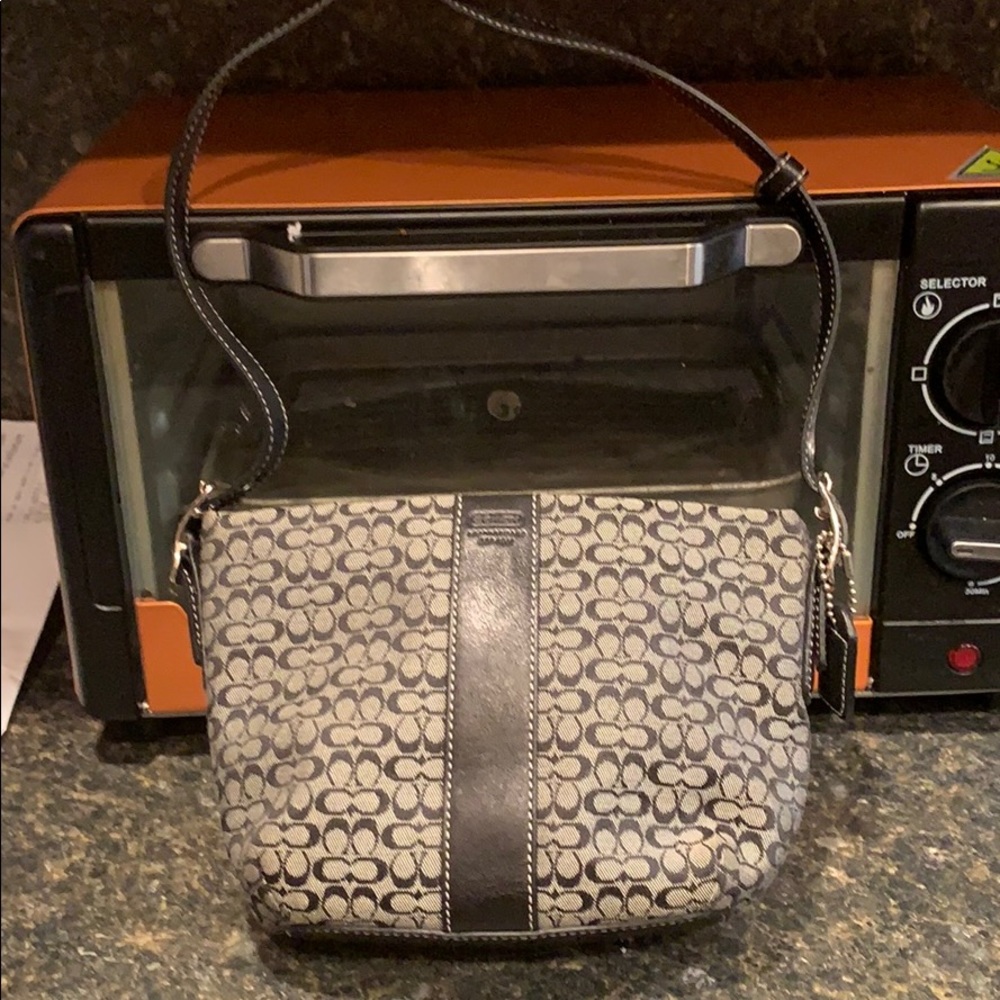 Gorgeous pre owned Coach handbag soooo cute!!! - Picture 2 of 3